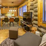 Kuukkeli Log Aurora 